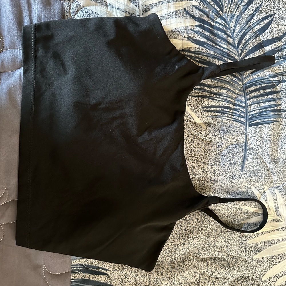 Black active top with pads